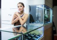 Miss Thailand World 2007 Zom Kanokkorn Jaichuern (ส้ม กนกกร ใจชื่น) at Kashi Diamonds Booth